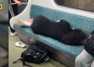 부산 지하철 4자리 차지한 빌런女…깨우면 성희롱?