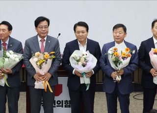 꽃다발 든 국민의힘 7개 상임위원장 후보자들