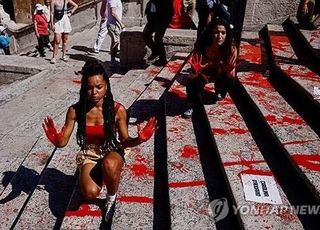 "피 아니야?" 로마 '스페인 광장' 붉게 물든 이유