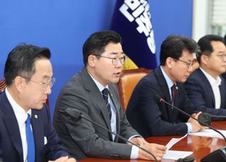 박찬대 "김홍일 탄핵 피하려 꼼수사퇴, 방송장악 쿠데타 죄 묻겠다"