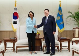 글로벌·한반도 정세 논의…尹, 라이스 전 美국무장관 접견