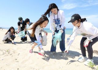 LG생활건강, 해변 정화 '비치코밍 캠페인' 실시