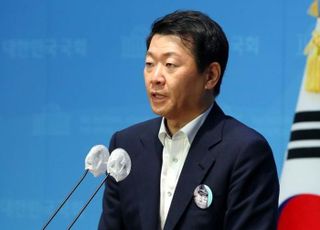 與 "민주당 '판·검사 놀이'에 대한민국 사법체계 무너져"