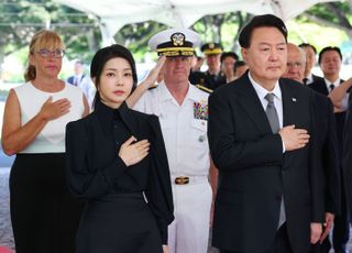 윤 대통령, '한미동맹' 상징 하와이 펀치볼 국립묘지 참배