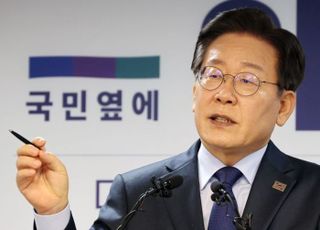 이재명, '방탄·탄핵 정국' 속 연임 공식화…'재판·수사' 과제 수두룩