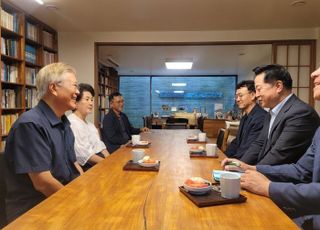 '노무현 스타일' 밀고 나가는 김두관…'조용한 자신감' 이재명, 왜?