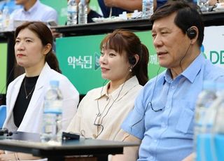 KBO 허구연 총재, 김예지 의원·장미란 차관과 시각장애인 중계 음성 지원 서비스 체험