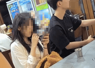 식당 안 담배 '뻑뻑' 피운 여성 '또 중국인'