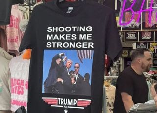 '주먹 불끈' 트럼프 티셔츠, 피격 2시간30분만에 中서 판매