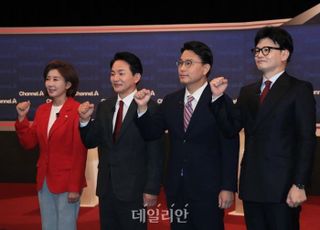 "지난 총선서 바꾸고 싶은 장면은?"…韓 "이종섭 출국" 元 "영부인 사과" [與당권주자 토론회]