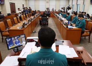 '전국민 25만원 지원법' 행안위 강행처리…與 "이재명 헌정법" 반발