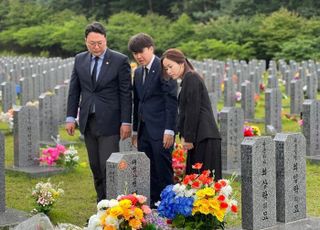 개혁신당, 채상병 묘역 참배…"특검 거부권 뚫고 통과되도록 최선"