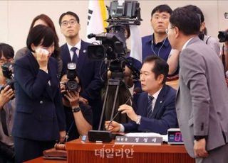 몸싸움·고성에 아수라장 된 '대통령 탄핵청원 청문회'