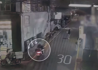 "살려달라" 쓰러진 오토바이 운전자…가해자는 '묻지마 폭행'