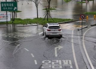 폭우에 침수 차량 3500대 육박…피해액 318억