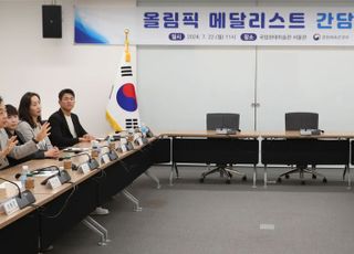 유인촌 문체부 장관, 올림픽 메달리스트들과 한국 체육 미래 논의