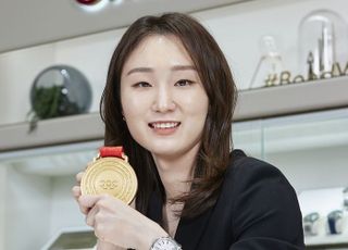 ‘올림픽 공식 타임키퍼’ 오메가…첫 금메달 주인공에게 시계 선물