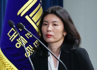 尹, 저출생수석에 '쌍둥이 워킹맘' 40대 유혜미 교수 임명