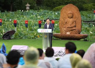 김동연, 봉선사 연꽃축제 참석…"사람 사는 세상 만드는 데 함께 힘 모았으면"