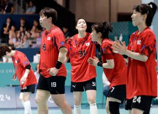 여자 핸드볼 1승 후 1패…8강 토너먼트행 빨간불