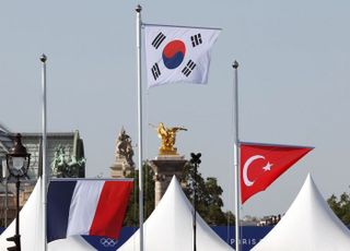 '우왕좌왕 파리올림픽'...은메달 국기 맨 아래 게양 '실수'