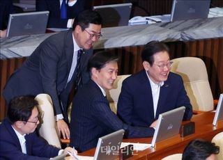 국회, '25만원 살포법' '노봉법' 대격돌…野 "민생법안" vs 與 "경제폭망"