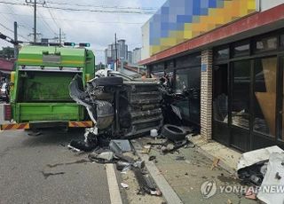 건물 들이받고 차 뒤집혀…60대 딸 몰던 차에 70대 母 사망