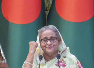 '시위대 300명 사망' 방글라 총리, 결국 사임 뒤 줄행랑