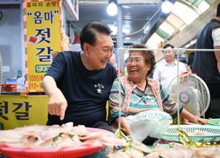 尹, 휴가 첫날 통영중앙시장 방문…"생선 넉넉히 사드리라"