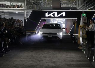 美 출시 앞두고… 기아 'K4' 만드는 멕시코 공장, 누적 200만대 생산 돌파