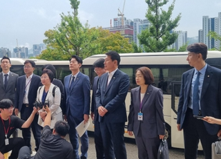 방통위 “자료 못 줘” vs 野 “국회법 따라 검증”...현장검증서 충돌