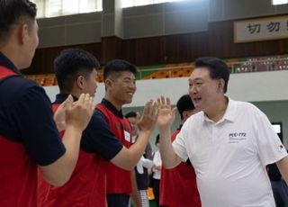 尹, 진해 해군기지서 이틀 휴가…장병들과 함께 농구