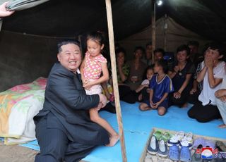 수재민 만나 함박웃음 김정은…"한국 쓰레기들"