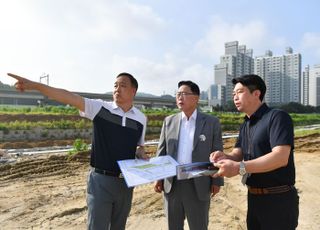 [포토]강수현 양주시장, 회천신도시 민원현장 방문..LH에 교량설치 건의 지시