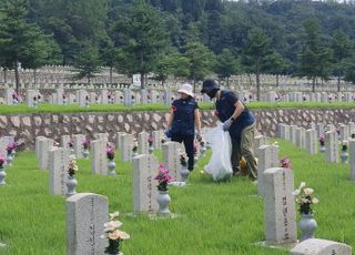 통합위 청년포럼, 현충원 묘역 정화…김한길 "자랑스러워"