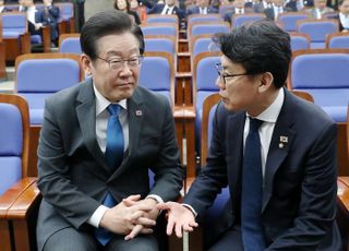 李 '줏대 없는 우클릭'만 하나…'이견' 진성준 유임에 쏠리는 눈