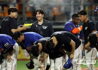 ‘1.5게임 차’ 한화 페라자, 끝내기 홈런…류현진 물총으로 축하