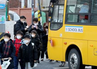 교장 고소한 학부모 "아파트 통학버스 왜 학교에 못 들어가게 해"