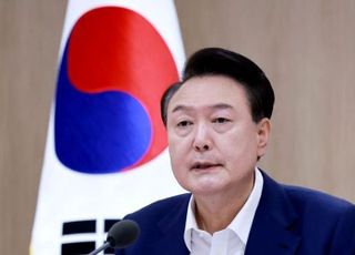 尹, 文정부에 한숨…"국가채무 400조원 이상 늘어 일하기 어려워"