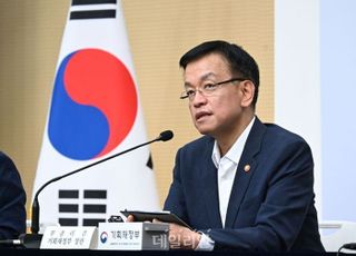 내년 예산 3.2% 늘어난 677.4조 ‘긴축 재정’…역대 최대 24조 지출 구조조정 [2025 예산]