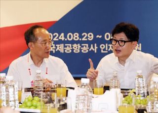 尹, 연찬회 최초 불참…한동훈은 당내 스킨십 확대