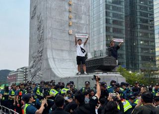 "한일회담 반대" 광화문 이순신 동상에 올라간 민노총 조합원