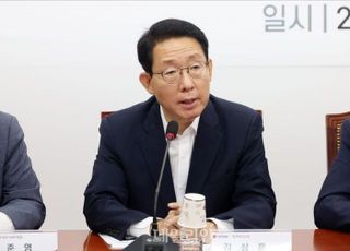 與 "내년도 의대 정원은 수정 불가…여야의정 협의체 정쟁 대상 돼선 안돼"