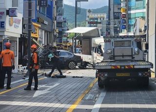 부산 해운대서 인도로 돌진한 승용차…보행자 2명 심정지