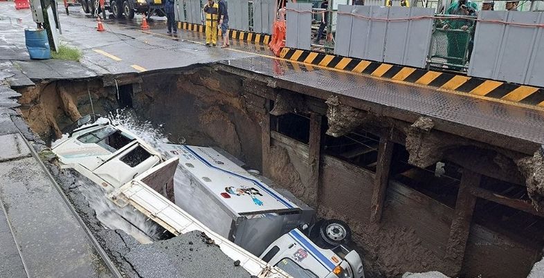 부산 200mm 폭우에 대형 싱크홀 발생…화물차 2대 추락