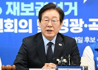 영광 찾은 이재명 "기본소득·지역화폐로 동네 살아나는 것 보여주겠다"