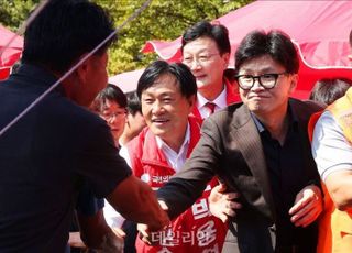 [현장] 풍물시장 뒤집었다…한동훈, '강화 상륙작전'으로 재보선戰 돌입