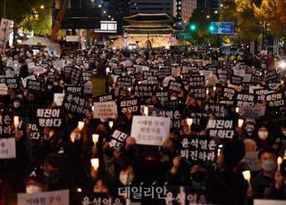 與 "北 관영매체, '촛불행동' 집회 매회 보도…반헌법적·반국가적 활동 좌시않을 것"