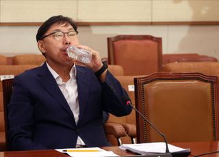 물 마시는 이화영 전 경기도평화부지사