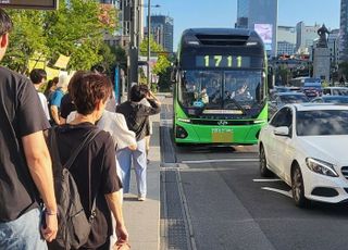 "사이드미러로 칠까 무서워"…버스 다가올 때 연석 끝에 서 있는 시민들 [데일리안이 간다 87]